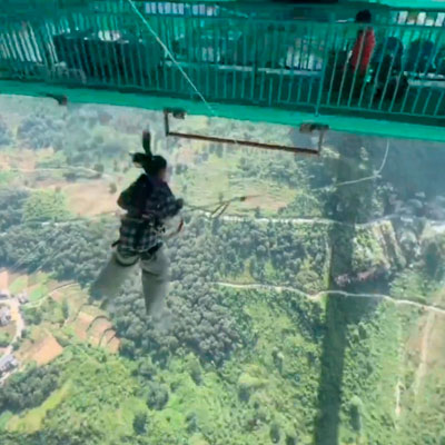 В Китае запустили прыжки с самого высокого моста в мире за 420$